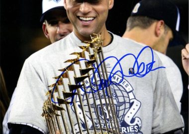 Derek Jeter with 2009 World Series Trophy 8x10 Photo[フレームなし]