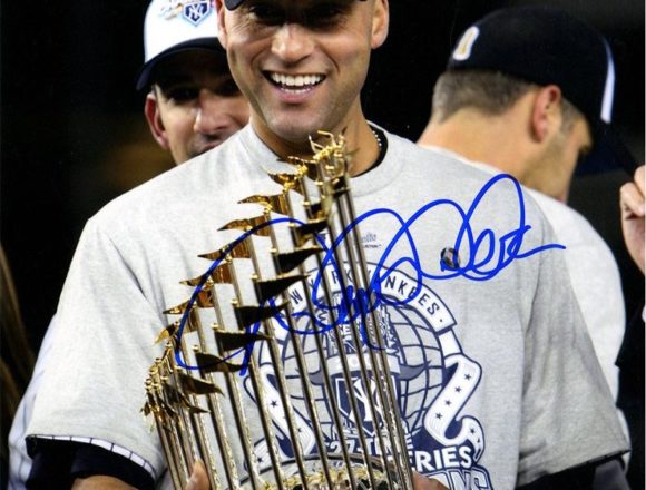 Derek Jeter with 2009 World Series Trophy 8x10 Photo[フレームなし]