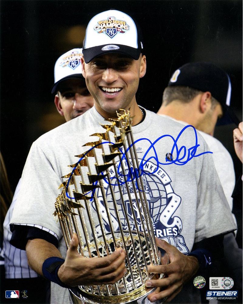 Derek Jeter with 2009 World Series Trophy 8x10 Photo[フレームなし]