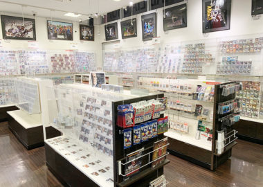MINT新宿店では、店舗にある主だったカードは通販サイトにも掲載し販売している。 通販専門モール　MINTモール