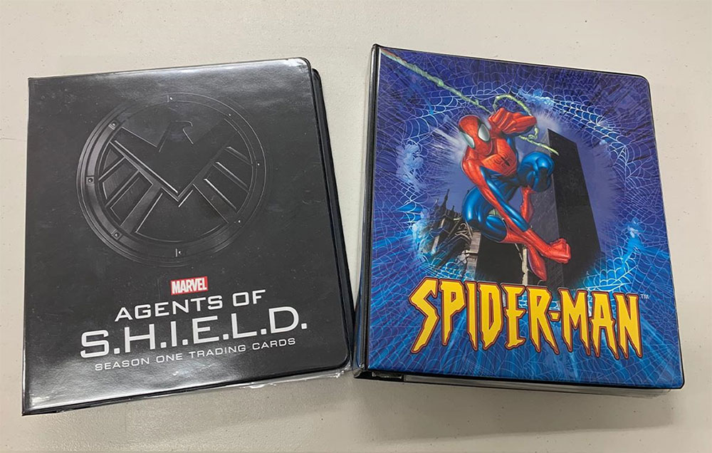 左：2012年発売のAgents of SHIELDのバインダー、右：2002年発売SPIDERMANのバインダー